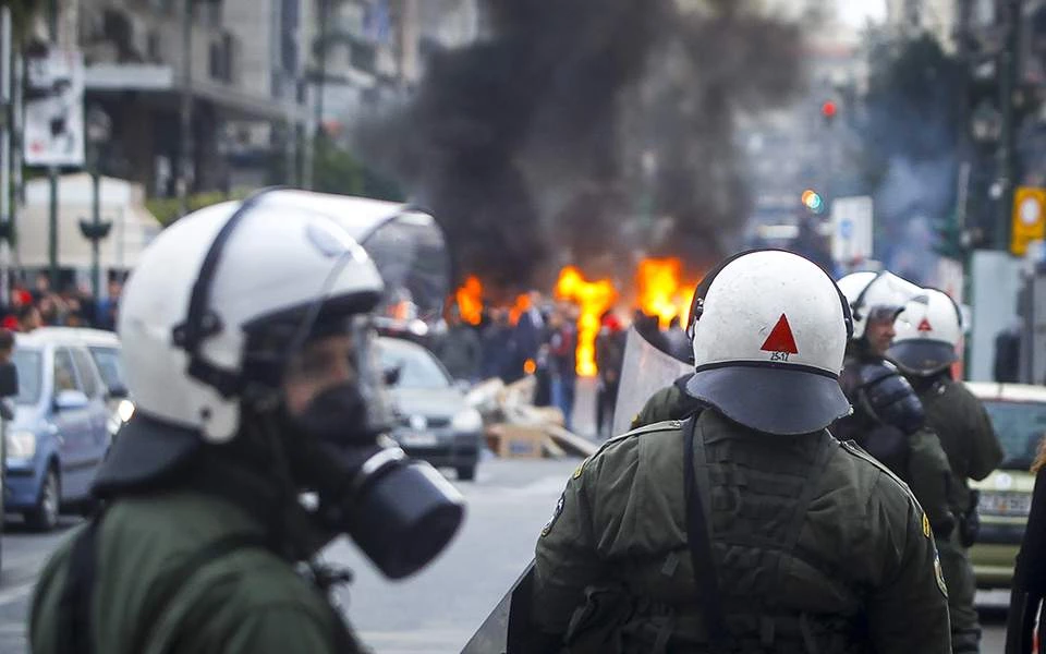 Eικόνες και βίντεο από τα σοβαρά επεισόδια με οπαδούς του Ολυμπιακού πριν από ομιλία Τσακαλώτου στον Πειραιά